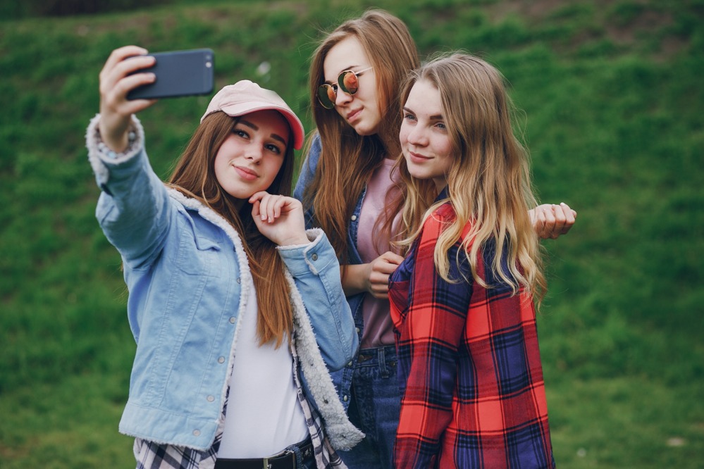 girls-with-phone.jpg