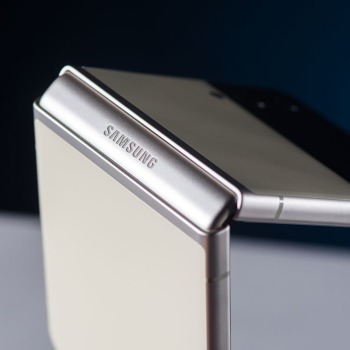 Samsung Galaxy Z Flip3: сгъваемо устройство с характер