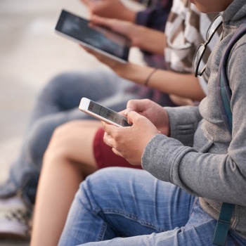 Мобилните телефони в училищата: Трябва ли да бъдат разрешени в училищата или да бъдат забранени?