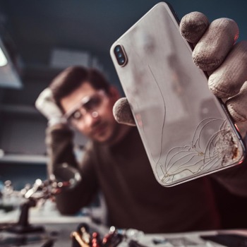 Ремонт срещу замяна: Трябва ли да се опитаме да поправим старите си телефони или по-добре да ги заменим с нови?