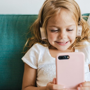 На колко години детето трябва да получи първия си мобилен телефон?